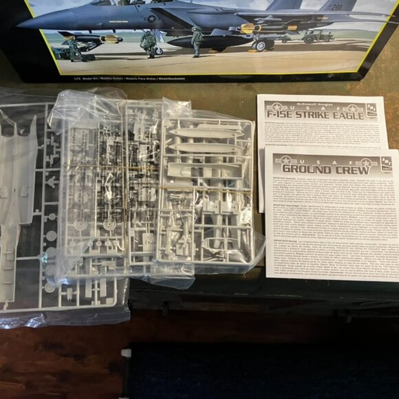 AMT ERTL McDonnell Douglas F-15E w/Ground Crew 1/72 Scale Model Kit New Unbuilt - Picture 3 of 5